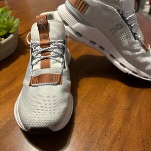 Men’s On Running Men's White/Pearl Athletic Shoes.  Size 9